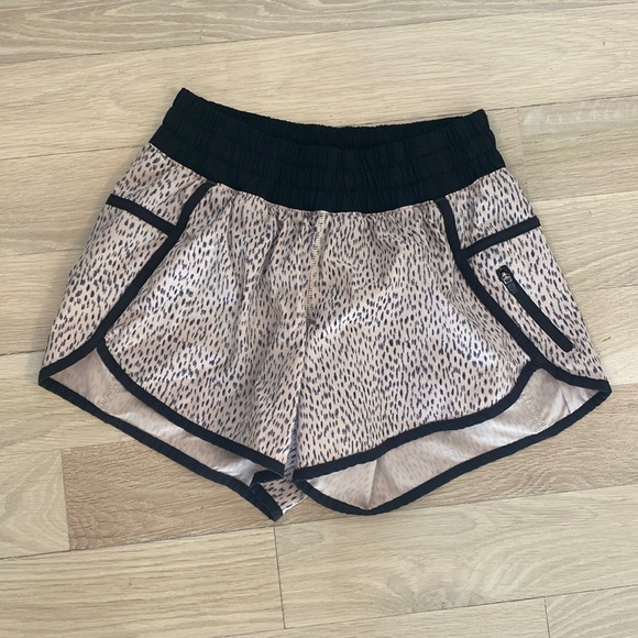 Lululemon Low Rise Printed Hotty Hot 4” Shorts - Picture 1 of 4